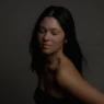 portretno-fotografijo-studio Eleganten studijski posnetek ženske, ki služi kot odličen primer za vrhunsko portretno fotografijo.