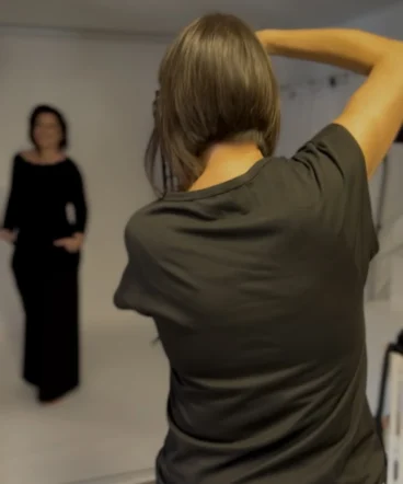 vani-foto-fotografinja-v-akciji-belo-ozadje Fotografinja Vani med ustvarjanjem elegantnega portreta v studiu z belim ozadjem.