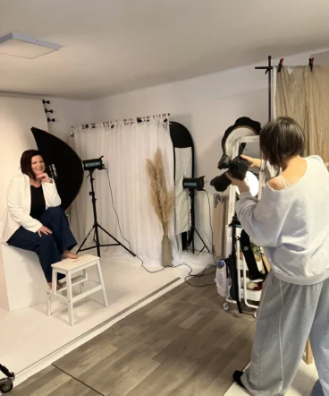 vani-foto-ustvarjanje-svetlega-portreta Fotografinja Vani fotografira žensko v svetlem studijskem ambientu z naravno dekoracijo.